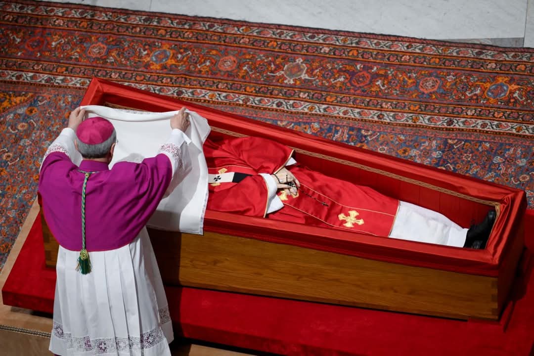 Photo prise lors de rite de la fermeture du cercueil du Pape François, présidé par le cardinal Kevin J. Farrell, camerlingue de la Sainte Église romaine.