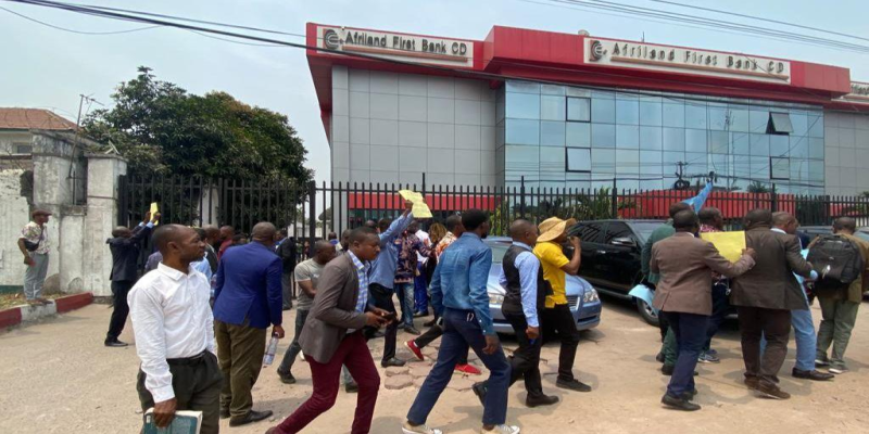 des fonctionnaires du ministère de l’Action humanitaire manifestent contre la banque Afriland